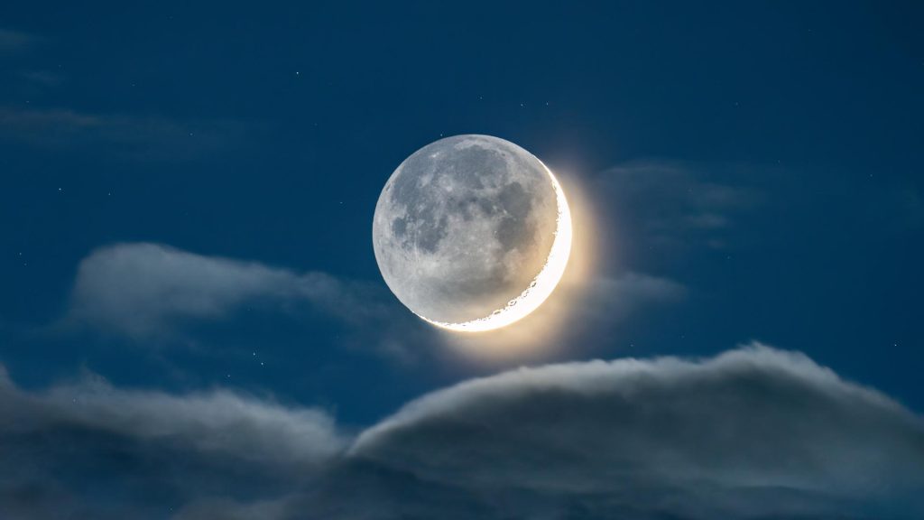 Księżyc - światło popielate