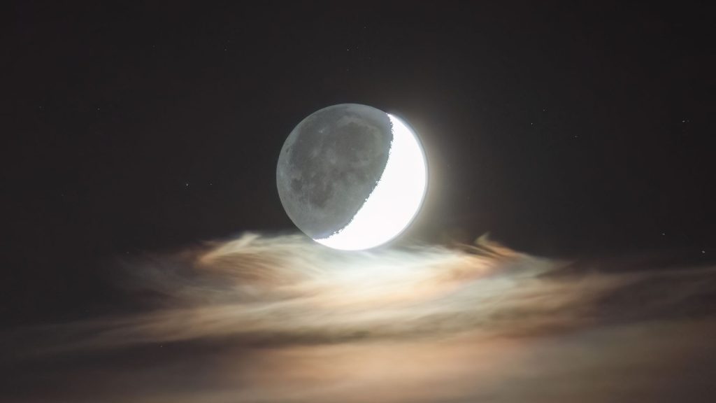 Księżyc i światło popielate