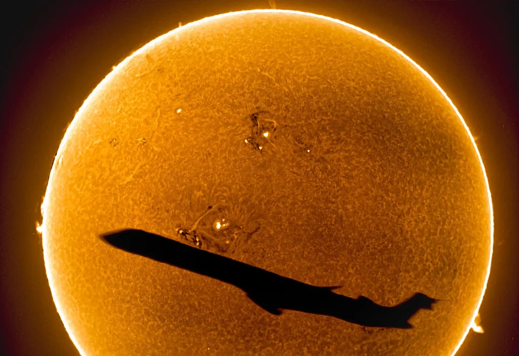 Samolot na tle tarczy Słońca